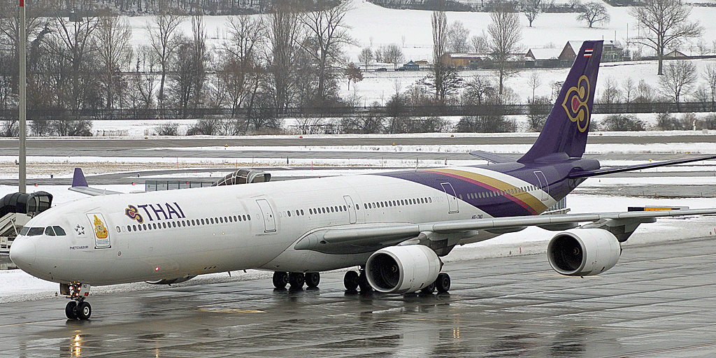 HS-TND A340-642 Thai Airways
