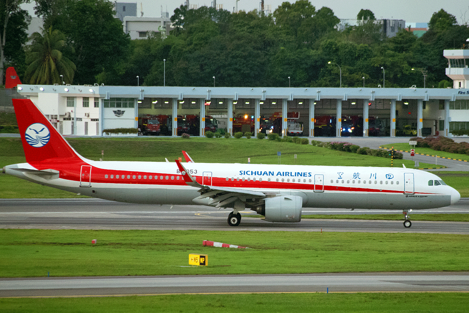 B-1053 A 321 271N Sichuan Airlines